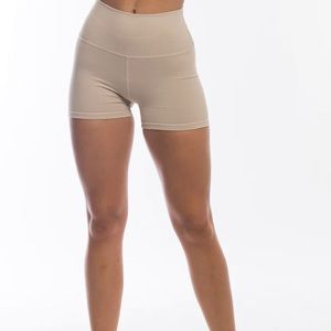 Echt scrunch force shorts in taupe
